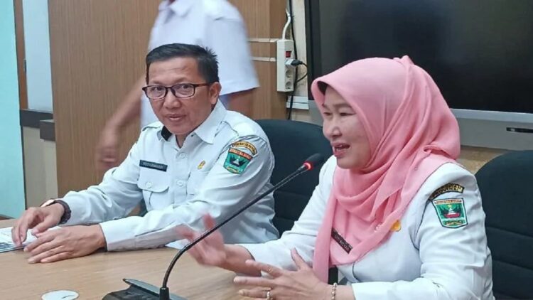 Kepala Dinas Kehutanan Sumbar Yozarwardi dan Kepala Diskominfotik Sumbar Siti Aisyah. ANTARA/Miko Elfisha