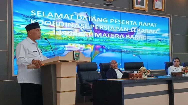 Gubernur Sumbar Mahyeldi memimpin rapat evaluasi libur lebaran. (ANTARA/Miko Elfisha)