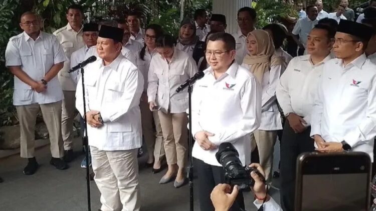 Bertemu Hary Tanoe, Prabowo Tawarkan Gabung Koalisi KIR 1 Ketua Umum Partai Gerindra Prabowo Subianto dan Ketua Umum Perindo Hary Tanoesoedibjo memberikan keterangan pers di Rumah Kartanegara, Jakarta, Rabu (5/4/2023) (ANTARA/Fauzi Lamboka)