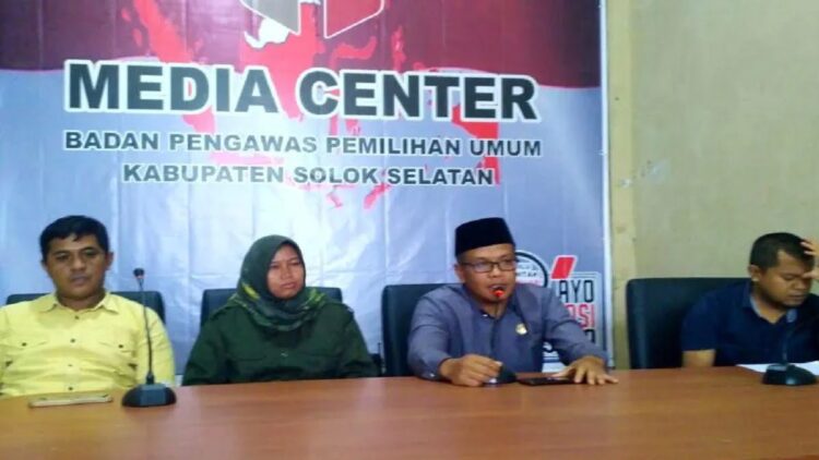 Ketua Bawaslu Solok Selatan M Ansyar didampingi Komisioner dan Sekretaris memberikan keterangan kepada awak media terkait pengawasan selama coklit. Antara/Erik