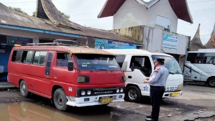 Puncak Arus Balik di Pasaman Barat Diperkirakan Terjadi Besok 1 Aktifitas terminal Simpang Empat Kabupaten Pasaman Barat masih sepi saat arus balik libur Lebaran 2023, Sabtu. (Antara/Altas Maulana).