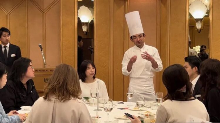 Executive Chef Hotel Imperial Tokyo Yu Sugimoto berbincang-bincang dengan para tamu yang menikmati menu Indonesia dalam Indonesia Fair 2023 di Tokyo, Sabtu (1/4). (ANTARA/ Juwita Trisna Rahayu)