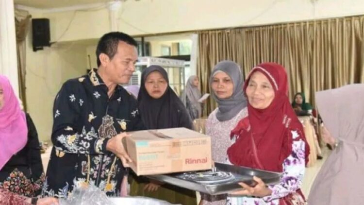 Dorong Pertumbuhan IKM, Pemko Pariaman Bantu Alat Produksi 1 Wali Kota Pariaman, Sumbar Genius Umar (kiri) menyerahkan bantuan memasak kepada pelaku IKM di Pariaman. ANTARA/HO-Diskominfo Pariaman