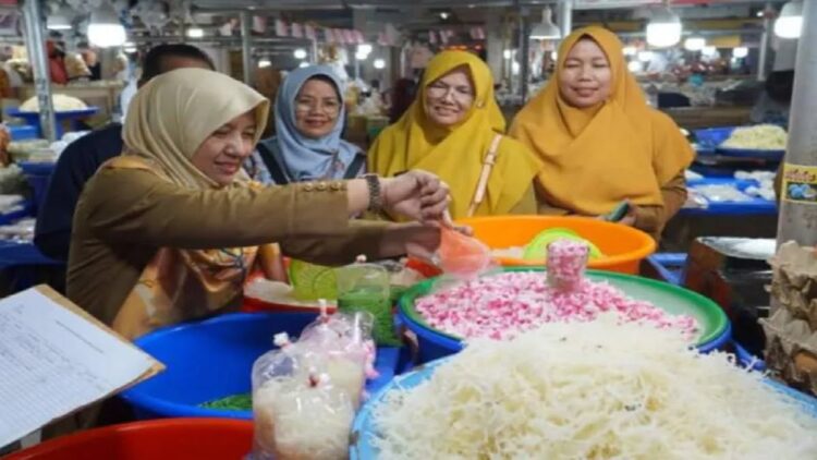 Sejumlah sampel makanan di Padangpanjang uji petik. (Foto: ANTARA)