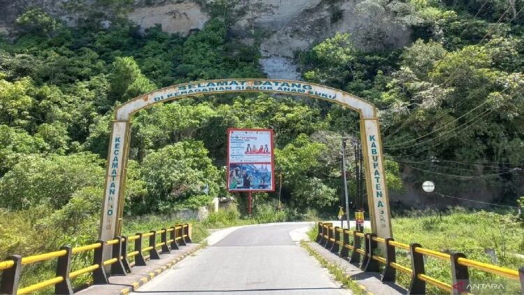Ngarai Sianok yang mengalami longsor dan meninggalkan retakan saat terjadinya gempa di Bukittinggi (Antara/Al Fatah)