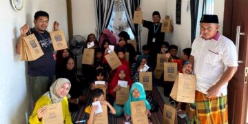 Ulang Tahun ke-14, Kadai Tangkelek Berbagi Baju dengan Anak Yatim 8 Kadai Tangkelek berbagi di bulan Ramadan dengan anak yatim. (Dok. Istimewa)