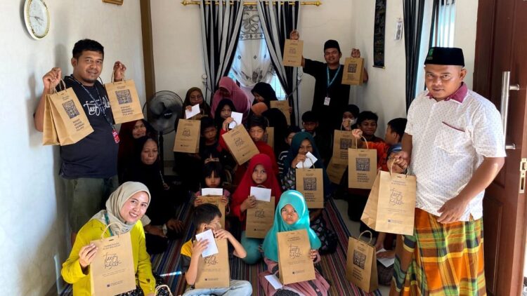 Ulang Tahun ke-14, Kadai Tangkelek Berbagi Baju dengan Anak Yatim 1 Kadai Tangkelek berbagi di bulan Ramadan dengan anak yatim. (Dok. Istimewa)