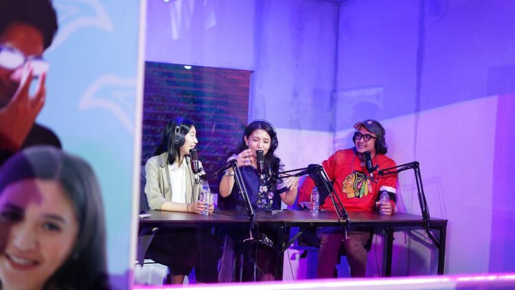 Langit Musik Hadirkan Pengalaman Streaming Konten Interaktif 1 Telkomsel bersama Nuon merilis fitur baru Langit Musik Live yang memungkinkan pengguna untuk mengakses radio daring, siniar langsung, dan berinteraksi langsung dengan penyiar favorit di Aplikasi Langit Musik. Informasi lebih lanjut mengenai Langit Musik dapat diakses melalui langitmusik.co.id. (Dok. Telkomsel)