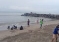 Wisatawan Tetap Wisata ke Pantai Padang Pascagempa Hoyak Sumbar 2 Wisatawan tetap berkunjung ke Pantai Padang pasca gempa mengguncang Sumbar pada Selasa (25/4/2023) dini hari. (Foto: Dok. Radarsumbar.com)