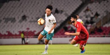 Pemain Timnas Indonesia melewati para pemain Lebanon. (Dok. PSSI)