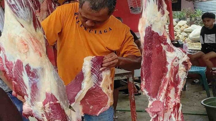 Seorang penjual mengiris daging sapi yang dibeli warga di pasar mingguan Kecamatan Sipatana, Kota Gorontalo, Rabu (22/3/2023). (Foto: Dok.infopublik.id)