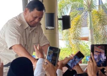 Ketua Umum (Ketum) Dewan Pimpinan Pusat (DPP) Partai Gerakan Indonesia Raya (Gerindra), Prabowo Subianto disambut ribuan massa saat berkunjung ke Sumatera Barat (Sumbar), Sabtu (28/4/2023) pagi. (Foto: Dok. Tim AR)