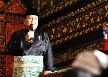 Menhan Prabowo memberi sambutan dalam acara batagak gala Wamenaker Afriansyah Noor. (Dok. Radarsumbar.com)