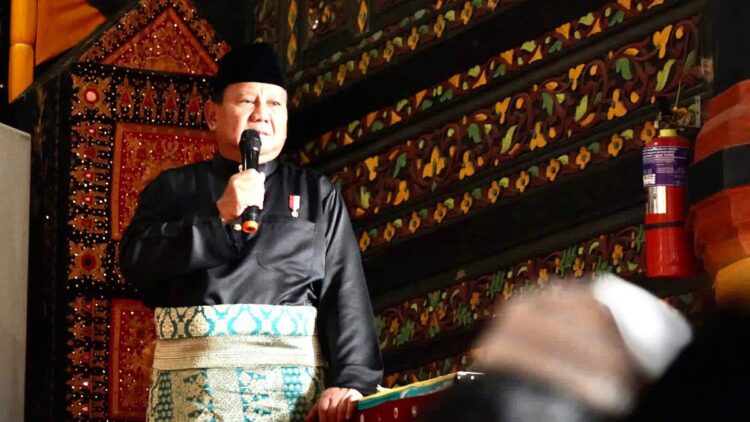 Hadiri Batagak Gala di Tanah Datar, Prabowo: Rakyat Sumbar sangat Setia 1 Menhan Prabowo memberi sambutan dalam acara batagak gala Wamenaker Afriansyah Noor. (Dok. Radarsumbar.com)