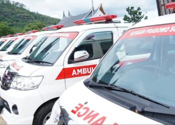 Prabowo Subianto serahkan ambulans untuk 20 rumah sakit di Sumbar. (Dok. Radarsumbar.com)