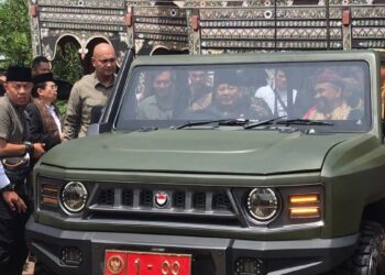 Menteri Pertahanan (Menhan), Prabowo Subianto mengendarai mobil bersama Wakil Menaker, Afriansyah Noor dengan menggunakan baju adat khas Minangkabau. (Foto: Dok. Tim AR)