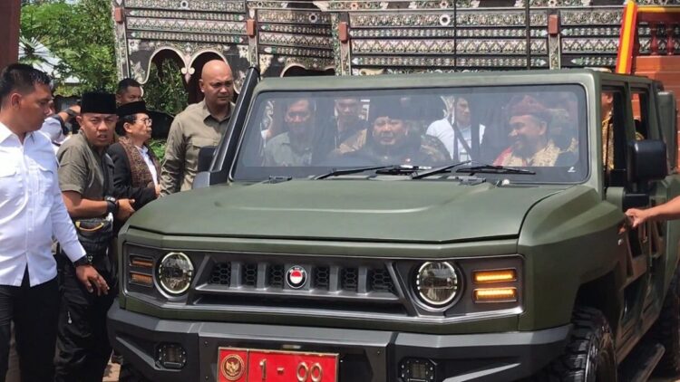 Momen Prabowo Subianto Setiri Wamenaker usai Turun dari Helikopter di Tanah Datar 1 Menteri Pertahanan (Menhan), Prabowo Subianto mengendarai mobil bersama Wakil Menaker, Afriansyah Noor dengan menggunakan baju adat khas Minangkabau. (Foto: Dok. Tim AR)