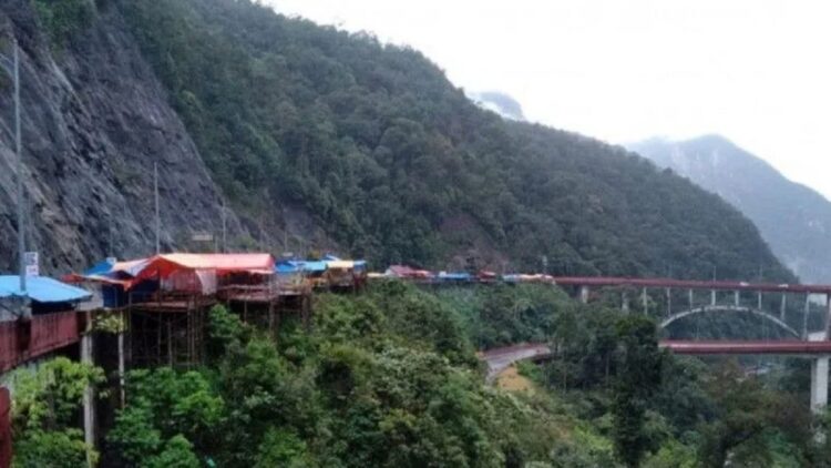 Berbahaya dan Picu Kemacetan, Pedagang di Flyover Kelok Sembilan Ditertibkan 1 Banyak pedagang membuka lapak di Jalan Layang Kelok Sembilan. (ANTARA/HO)