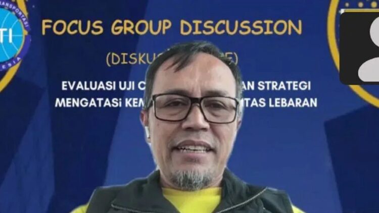 Akademisi sekaligus Ketua Pusat Studi Transportasi Lembaga Penelitian dan Pengabdian Masyarakat Universitas Andalas (Unand) Sumatera Barat Yosritzal memberikan paparan terkait one way secara virtual yang dipantau di Padang, Kamis (13/4/2023). ANTARA/Muhammad Zulfikar.