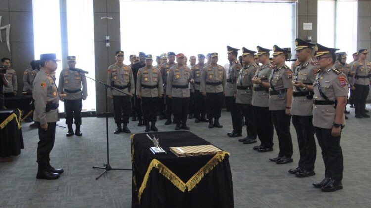 Kapolda Sumbar Pimpin Sertijab Dirreskrimsus dan Dua Kapolres 1 Sertijab PJU dan dua Kapolres di Sumbar. (Dok. Bidhumas)