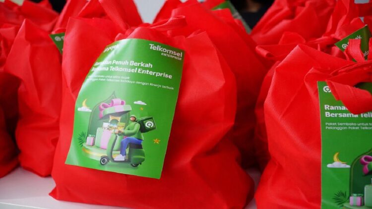 Rutin Beli Paket Telkomsel, 250 Driver Gojek Terima Paket Sembako 1 Telkomsel melalui Telkomsel Enterprise berkolaborasi dengan Gojek membagikan 250 paket sembako kepada pengemudi transportasi online Gojek terpilih sebagai bentuk apresiasi atas pembelian Paket Swadaya Telkomsel selama 3 bulan terakhir. (Dok. Telkomsel)