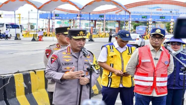 Kapolri Jenderal Pol. Listyo Sigit Prabowo didampingi Menteri Perhubungan Budi Karya Sumadi memberikan keterangan pers usai meninjau arus mudik di Pelabuhan Bakauheni, Lampung, Kamis (20/4/2023). (ANTARA/HO-Divisi Humas Polri)