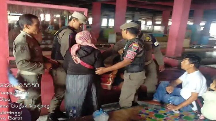 Langgar Perda Ramadan, Sejumlah Pedagang Ditertibkan Satpol PP Bukittinggi 1 Satpol PP Bukittinggi lakukan penertiban pedagang makanan yang masih beraktivitas selama Ramadan saat warga berpuasa (Antara/HO Dokumen Pribadi)