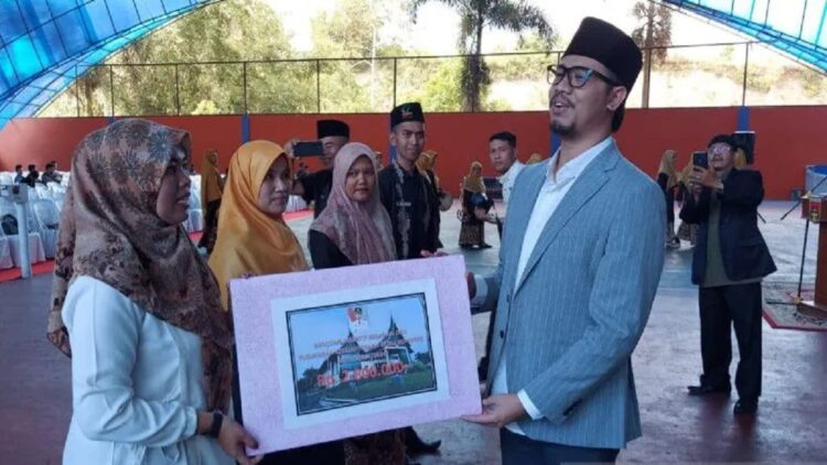 Pemko Bukittinggi Berikan Insentif dan THR untuk 967 Guru non PNS 1 Penyerahan insentif dan THR secara simbolis oleh Wali Kota Bukittinggi, Erman Safar kepada ratusan guru non PNS di Bukittinggi (Dok. Antara)