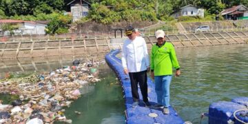 Wako Hendri Septa cek kesiapan kubus apung di sungai Batang Arau. (Dok. Diskominfotik Padang)