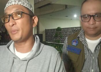 Wali Kota Padang, Hendri Septa diwawancarai wartawan usai meninjau sejumlah titik pasca gempa bumi yang terjadi pada Selasa (25/4/2023) dini hari. (Foto: Dok. Muhammad Aidil)