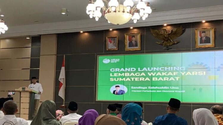 Menparekraf: Wakaf Punya Potensi Besar Topang Ekonomi Indonesia 1 Menteri Pariwisata dan Ekonomi Kreatif, Sandiaga Uno saat Launching Yayasan Wakaf Yarsi Sumbar (ANTARA/Mario SN)