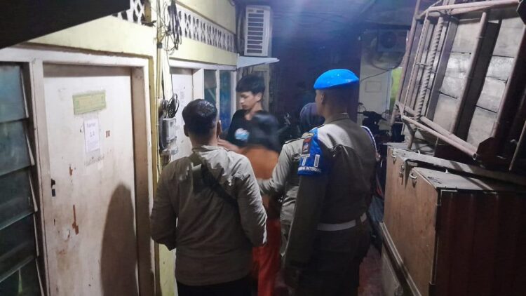 Penggerebekan kos-kosan pada Senin (3/4/2023) dini hari. (Foto: Dok. Satpol PP Kota Padang)