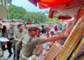 Satpol PP Sita 450 Butir Petasan dari Pedagang Pasar Raya Padang