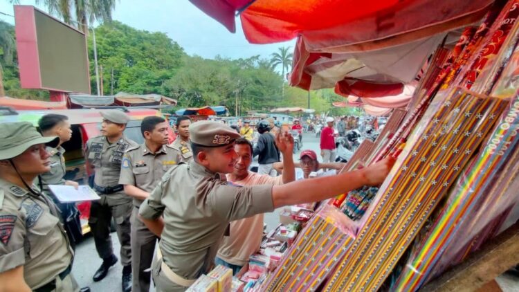 Ilustrasi ratusan petasan disita Satpol PP pada Senin (3/4/2023) sore. (Foto: Dok. Satpol PP Kota Padang)