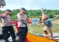 Polairud Polresta Padang Sebar Ratusan Paket Sembako untuk Nelayan