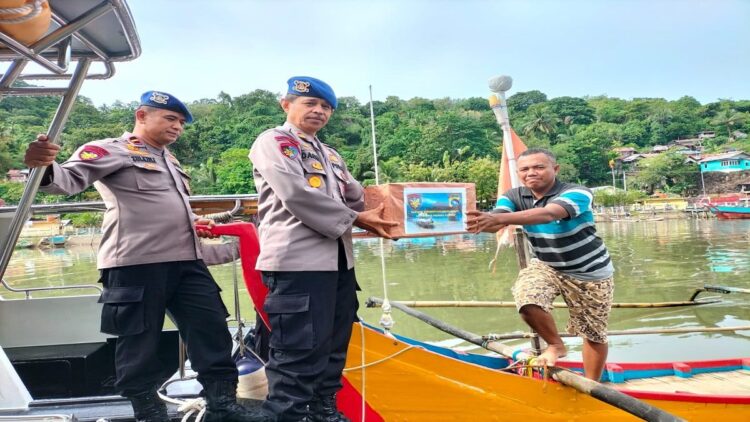 Polairud Polresta Padang Sebar Ratusan Paket Sembako untuk Nelayan 1 Kasat Polairud Polresta Padang AKP Dasrul membagikan bantuan paket sembako kepada nelayan. (Foto: Dok. Istimewa)