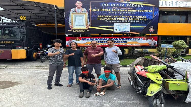 Polisi menangkap dua pelaku pencurian di Padang. (Foto: Dok. Istimewa)