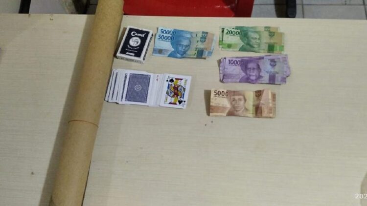 Barang bukti yang disita polisi dari tujuh pelaku judi remi di Kabupaten Limapuluh Kota pada Minggu (9/4/2023) dini hari. (Foto: Dok. Polres Payakumbuh)