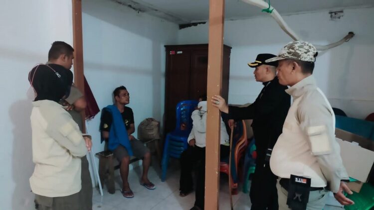 Perempuan bersuami ini (menutup muka) digrebek suaminya sendiri saat berkunjung ke kediaman kekasihnya. (Foto: Dok. Satpol PP Kota Padang)