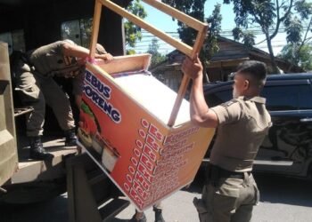 Berjualan di Trotoar hingga Buka siang Hari, Lapak Pedagang di Padang Ditertibkan Satpol PP