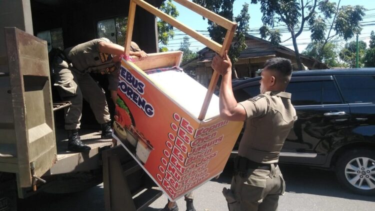 Berjualan di Trotoar hingga Buka siang Hari, Lapak Pedagang di Padang Ditertibkan Satpol PP 1 Razia pedagang yang melanggar Perda di Kota Padang. (Foto: Dok. Satpol PP Kota Padang)