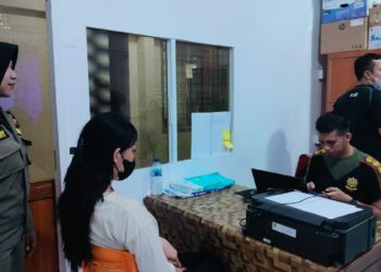 Jelang Sahur, Bencong dan Pria di Padang Kedapatan Berduaan dalam Rumah