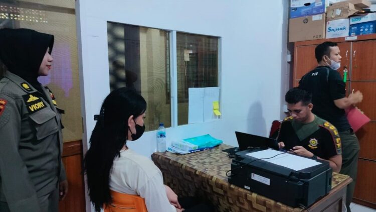 Bencong dan seorang pria ditangkap Satpol PP di kawasan Andalas pada Rabu (12/4/2023) dini hari. (Foto: Dok. Satpol PP Kota Padang)