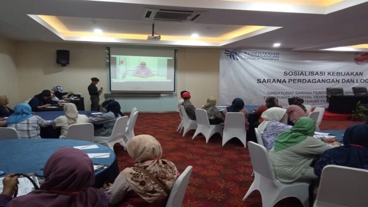 Anggota DPR RI asal Sumatra Barat (Sumbar) dari Fraksi Gerindra Andre Rosiade membuka acara Sosialisasi Kebijakan Sarana Perdagangan dan Logistik Kemendag RI di Hotel Truntum Padang, Rabu (12/4/2023). (Foto: Dok. Adiyansyah Lubis)