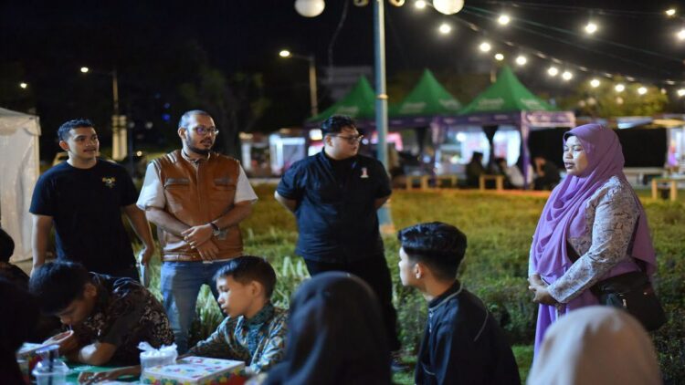 Klub moge Pertugal Padang menggelar bakti sosial di kawasan Masjid Raya Sumbar. (Foto: Dok. Pertugal Padang)