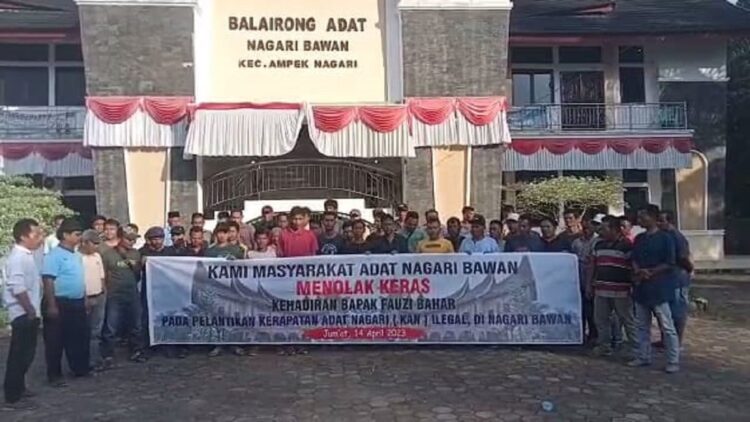 Sejumlah masyarakat dilaporkan menolak kehadiran Fauzi Bahar pada pelantikan pengurus Kerapatan Adat Nagari (KAN) Bawan. (Foto: Dok. Istimewa)