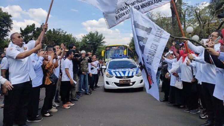 Ketua Umum Ikatan Keluarga Minang (IKM) Fadli Zon dan Ketua Harian DPP IKM Andre Rosiade melepas ribuan perantau Minang yang ikut pulang basamo. (Foto: Dok. detik.com)