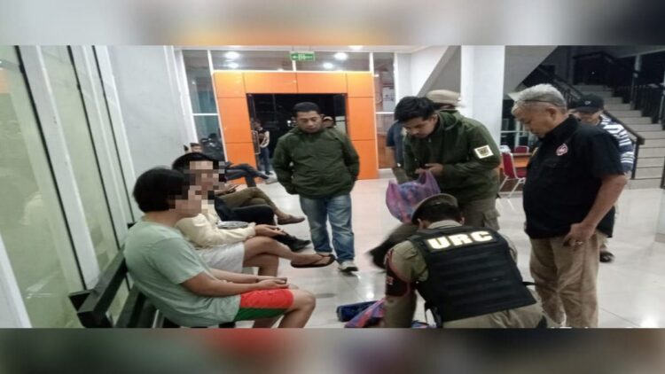 Dua pria gay yang diduga sebagai pengelola akun medsos Twitter dengan nama profil Gay Bukittinggi ditangkap pada Senin (17/4/2023) dini hari. (Foto: Dok. Satpol PP Kota Bukittinggi)