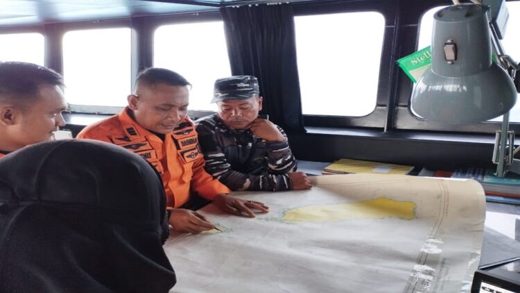 Petugas SAR gabungan melakukan pemetaan pencarian dan evakuasi dua nelayan yang mengalami mati kapal mesin di tengah perairan Kepulauan Mentawai. (Foto: Dok. Basarnas)