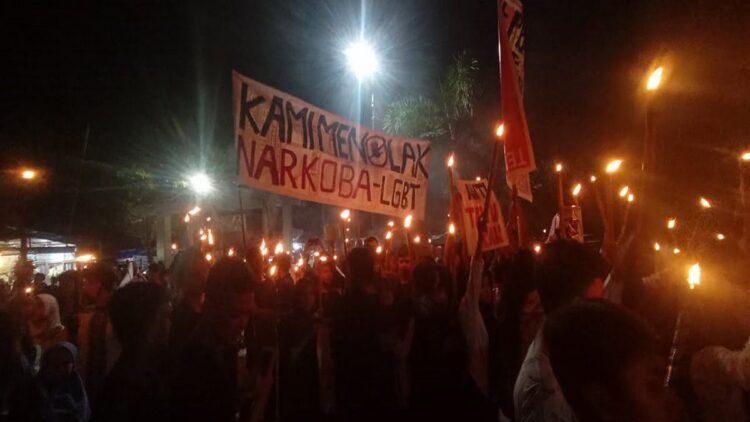 Sambut Malam Lailatul Qadar, Ini yang Dilakukan Ribuan Pelajar di Kototangah Padang 1 Pawai obor di Masjid Raya Ikua Koto Tangah, Kota Padang. (Foto: Dok. Muhammad Aidil)